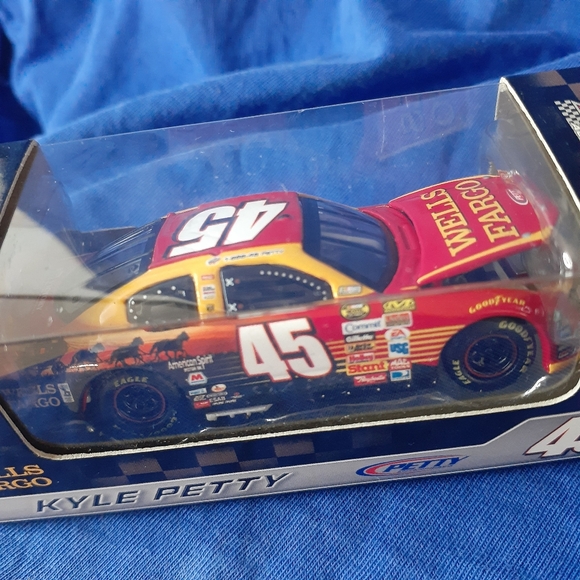 💯RARE Nascar 2007 #45 Wells Fargo Car Kyle Petty 1:64 Pit Stop $12.50 🇨🇦 Ship - Picture 7 of 16